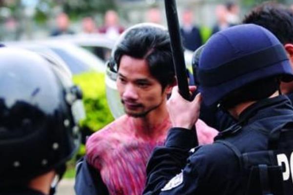 黎恩旺后来怎么了?东莞闹市双刀男被拘十天后释放992 / 作者:UFO爱好者 / 帖子ID:100510