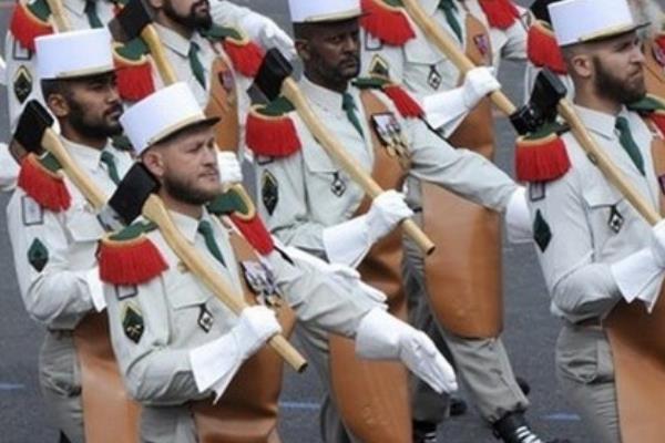 世界上最奇葩的阅兵式:印度摩托叠人墙/法国士兵扛斧头863 / 作者:UFO爱好者 / 帖子ID:90143