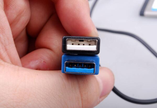 usb2.0和3.0的区别，速率相差10倍（usb3.0接口为蓝色）366 / 作者:UFO爱好者 / 帖子ID:91813