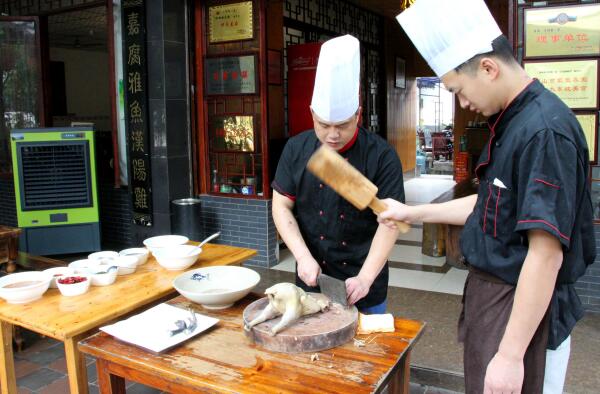 棒棒鸡为什么叫棒棒鸡，鸡肉被木棒捶松过（四川特色菜）761 / 作者:UFO爱好者 / 帖子ID:90550