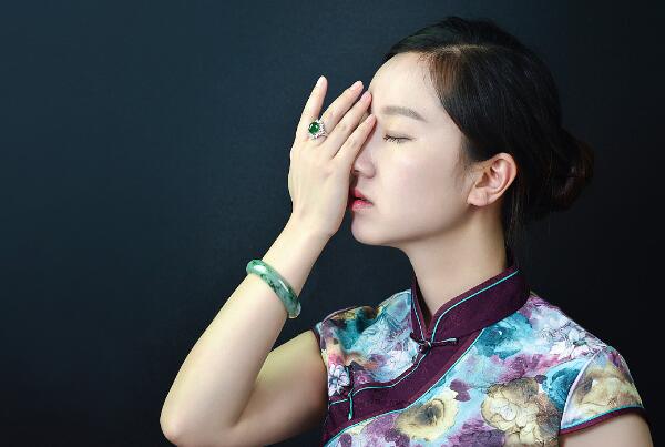 女人戴翡翠好还是玉好，翡翠提升颜值玉养神（手头宽裕选翡翠）650 / 作者:UFO爱好者 / 帖子ID:92480