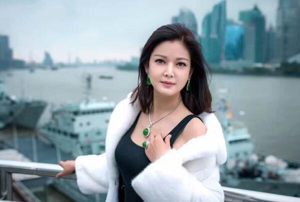 女人戴翡翠好还是玉好，翡翠提升颜值玉养神（手头宽裕选翡翠）209 / 作者:UFO爱好者 / 帖子ID:92480