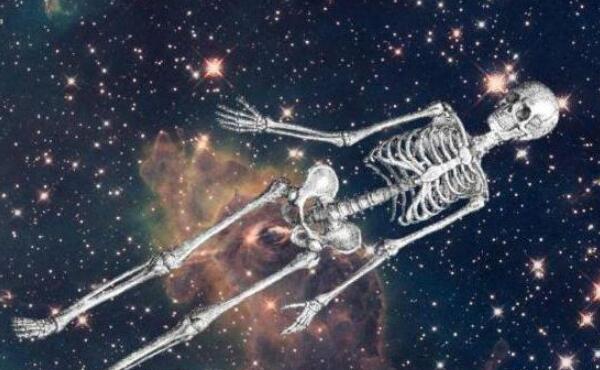 宇航员太空拍摄到浮尸，漂浮几百万年/可诞生外星生命978 / 作者:UFO爱好者 / 帖子ID:103836