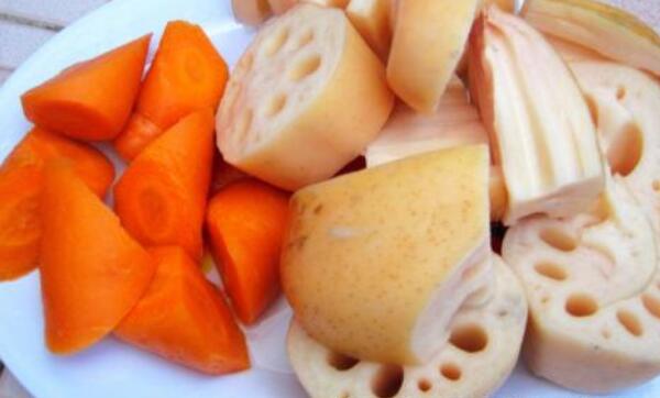 莲藕能和胡萝卜一起吃吗？可以一起吃（同食有滋阴润燥的功效）794 / 作者:UFO爱好者 / 帖子ID:90163