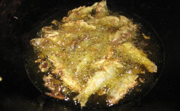 炸鱼的油还能用吗，再炸鱼1-2次（多用会危害健康）821 / 作者:UFO爱好者 / 帖子ID:88414