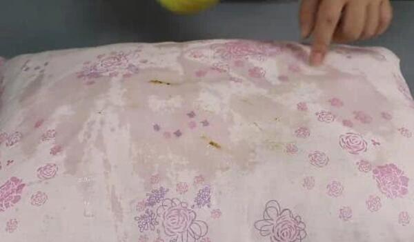 棉被上的尿渍怎样去除，新尿用清水洗（旧尿用洗涤剂清洗）139 / 作者:UFO爱好者 / 帖子ID:84227