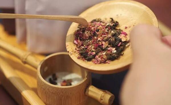 乌龙茶能和玫瑰花一起喝吗，能（有养颜美容的功效）139 / 作者:UFO爱好者 / 帖子ID:83933