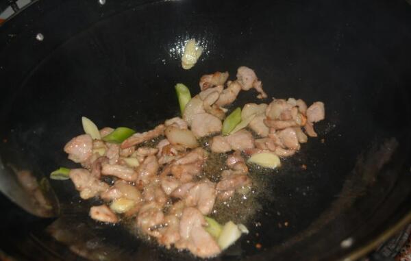 肉质鲜嫩小窍门，烹饪前加淀粉拌匀（烹饪时多放油）799 / 作者:UFO爱好者 / 帖子ID:82669
