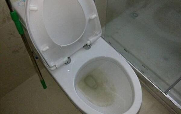 马桶里的尿垢怎么去除，白醋、小苏打、可乐清洁效果好386 / 作者:UFO爱好者 / 帖子ID:81700