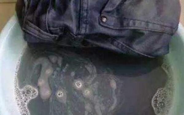 衣服掉色严重怎么办，白醋、花露水泡衣服（衣服反过来晾晒）528 / 作者:UFO爱好者 / 帖子ID:81223