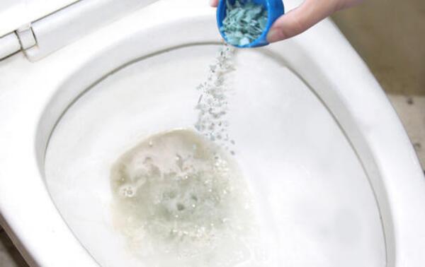 厕所堵了怎么疏通，接一桶水往里冲（用马桶刷使劲捅）413 / 作者:UFO爱好者 / 帖子ID:80639