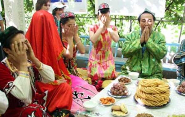 维吾尔族的风俗是什么：不吃猪肉，右手按前胸倾身问好724 / 作者:UFO爱好者 / 帖子ID:76238