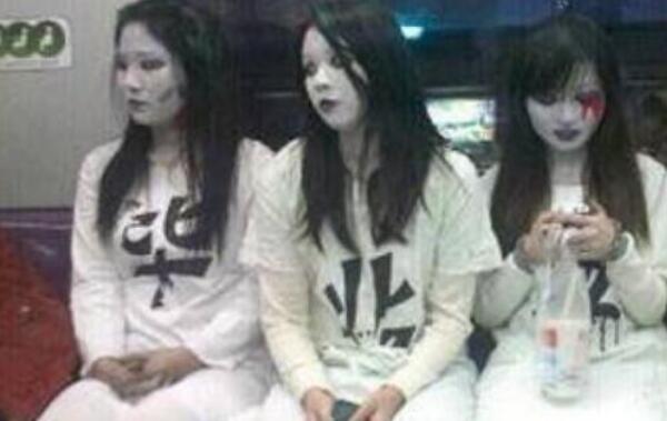 上海地铁女僵尸事件：2012年女大学生万圣节cosplay455 / 作者:UFO爱好者 / 帖子ID:99631