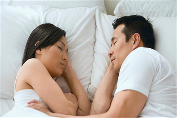 睡一张床男的会忍不住吗 男生很容易就有反应吗275 / 作者:UFO爱好者 / 帖子ID:67244