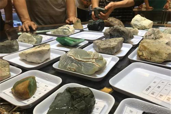 赌石2万开出7千万 从穷人到高富帅的巨大逆袭461 / 作者:UFO爱好者 / 帖子ID:81610
