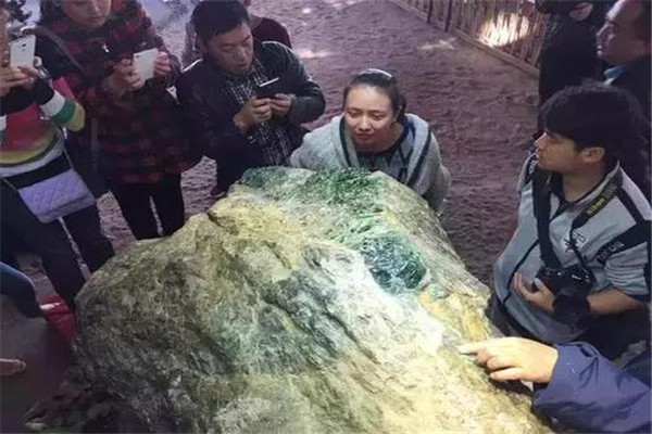 亚洲一号翡翠原石被切是真的吗 这块原石真的被切了吗397 / 作者:UFO爱好者 / 帖子ID:102626