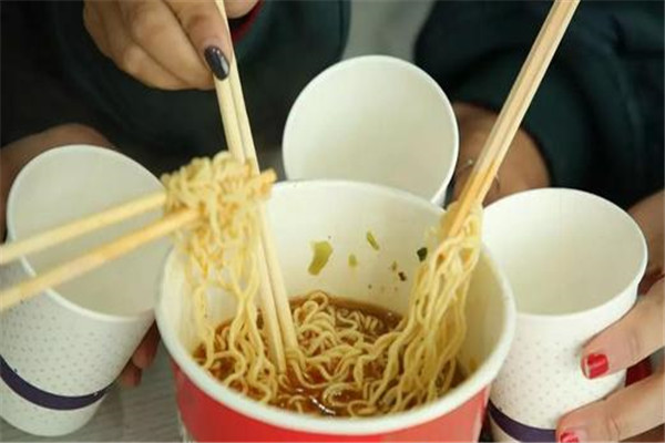 方便面是谁发明的：日本人安藤百福（从油炸当中得到灵感）832 / 作者:UFO爱好者 / 帖子ID:69056