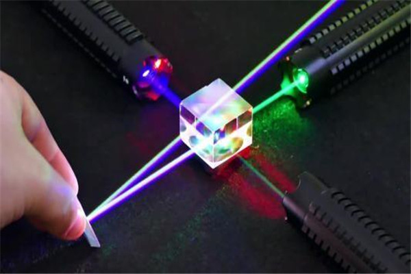 激光发明者是谁：爱因斯坦发现激光（原子受到辐射产生）474 / 作者:UFO爱好者 / 帖子ID:69972