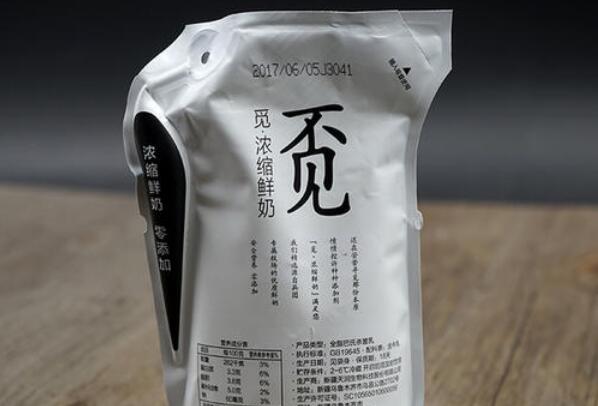 袋装酸奶旁边有个气囊:方便运输及储存，展示包装密封性893 / 作者:UFO爱好者 / 帖子ID:77354
