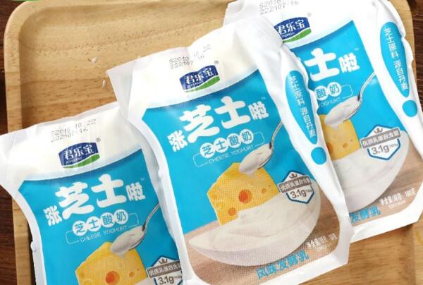 袋装酸奶旁边有个气囊:方便运输及储存，展示包装密封性295 / 作者:UFO爱好者 / 帖子ID:77354