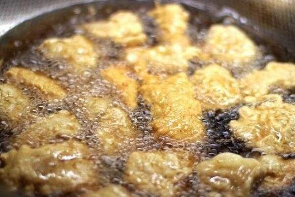 如何把炸黑的油变干净?水淀粉吸收杂质，白萝卜吸附残渣915 / 作者:UFO爱好者 / 帖子ID:76221