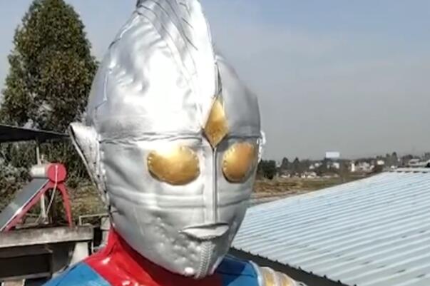 爸爸为儿子庆生送上巨大奥特曼:高5.6米，1000多轮胎制成109 / 作者:UFO爱好者 / 帖子ID:75651