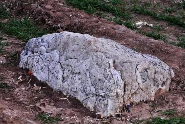 中国最小的山:静山，长1.24米,宽0.7米,高0.6米(县级保护)481 / 作者:UFO爱好者 / 帖子ID:74226