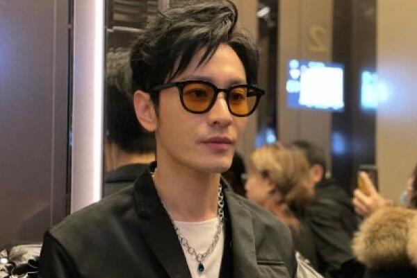 黄晓明退出浪姐引热议:与前任李菲儿惹非议，称妻子不是小三84 / 作者:UFO爱好者 / 帖子ID:74352