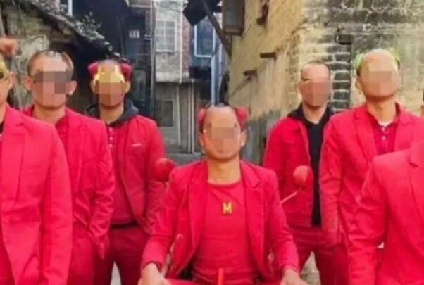 “网红村”被摘牌后仍在直播:低俗恶搞，不堪入目(被约谈)873 / 作者:UFO爱好者 / 帖子ID:74242