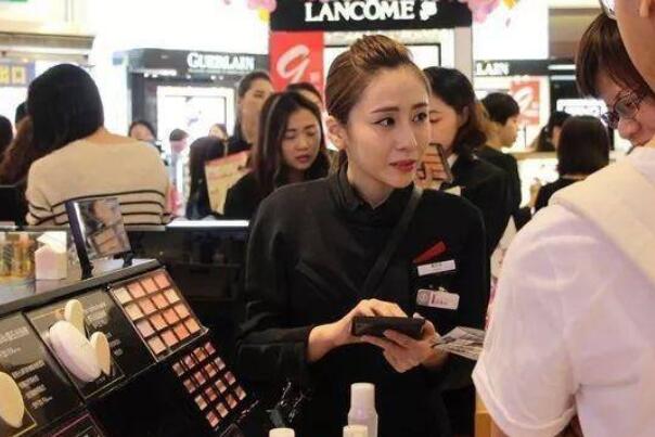 柜姐是什么意思 指在专柜上对人们进行导购服务的人员25 / 作者:UFO爱好者 / 帖子ID:77709