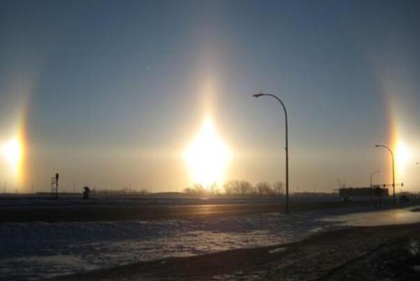 北京上空出现三个太阳是什么原因 是冰晶对太阳光的反射576 / 作者:UFO爱好者 / 帖子ID:76829