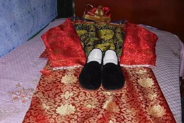 寿衣为什么像古代官服 寿衣参照清官服制造(清朝后才穿寿衣)53 / 作者:UFO爱好者 / 帖子ID:73471