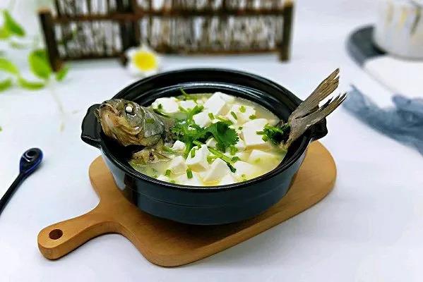 香菇豆腐鲫鱼汤的做法，清香鲫鱼汤，补虚通乳，营养又补钙215 / 作者:UFO爱好者 / 帖子ID:69543