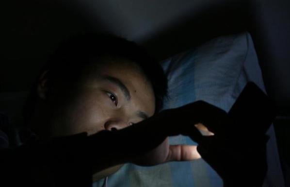 为什么手机是睡眠杀手？总习惯睡前玩手机、长期熬夜玩手机的危害618 / 作者:UFO爱好者 / 帖子ID:68839