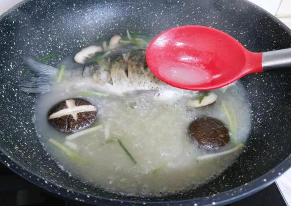 香菇豆腐鲫鱼汤的做法，清香鲫鱼汤，补虚通乳，营养又补钙381 / 作者:UFO爱好者 / 帖子ID:69543
