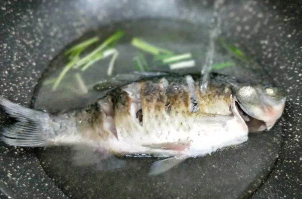 香菇豆腐鲫鱼汤的做法，清香鲫鱼汤，补虚通乳，营养又补钙862 / 作者:UFO爱好者 / 帖子ID:69543