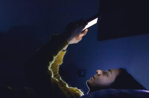 为什么手机是睡眠杀手？总习惯睡前玩手机、长期熬夜玩手机的危害366 / 作者:UFO爱好者 / 帖子ID:68839