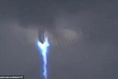 天空出现时空隧道 难道是外星人来地球了？