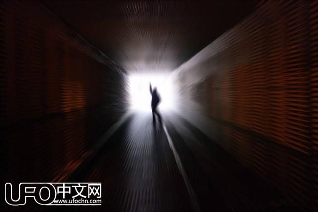 黑洞内部存在虫洞，可以时间穿梭？655 / 作者: / 来源: