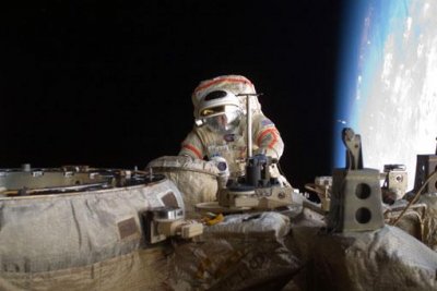 俄宇航员在国际空间站外壳上发现外星微生物，来源成谜