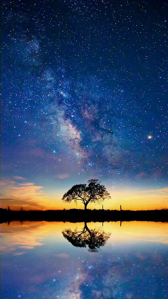 星空壁纸，喜欢的点进来下载777 / 作者: / 来源: